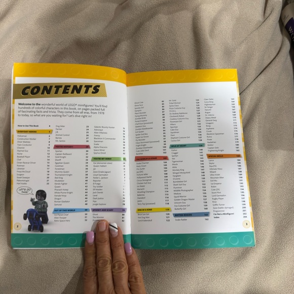 LEGO Minifigure Handbook - Orange and Red Cover used in great condition - Picture 11 of 14